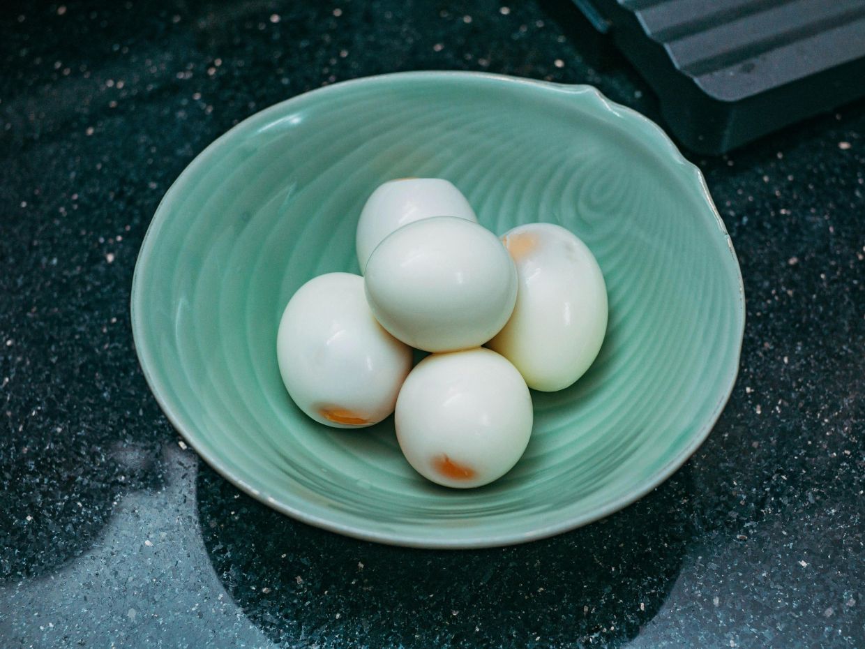 Υπάρχει «σωστός» τρόπος να ξεφλουδίσεις ένα βραστό αυγό; Τι επηρεάζει το ξεφλούδισμα