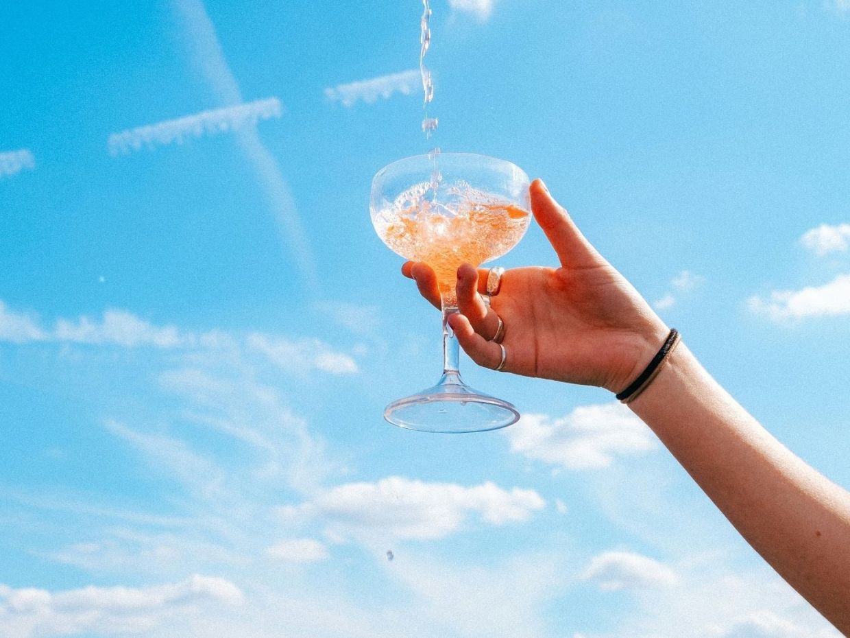 Οι άνθρωποι που φέρνουν ένα μπουκάλι κρασί στις επισκέψεις εμφανίζουν αυτά τα 7 χαρακτηριστικά