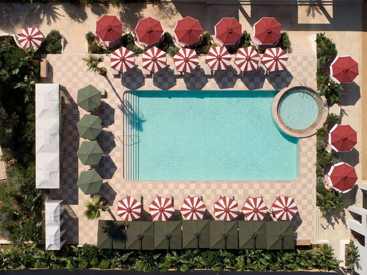 Ρετρό glam vibes, συναρπαστικές γεύσεις και cocktails και mini spa services στην αθηναϊκή Ριβιέρα