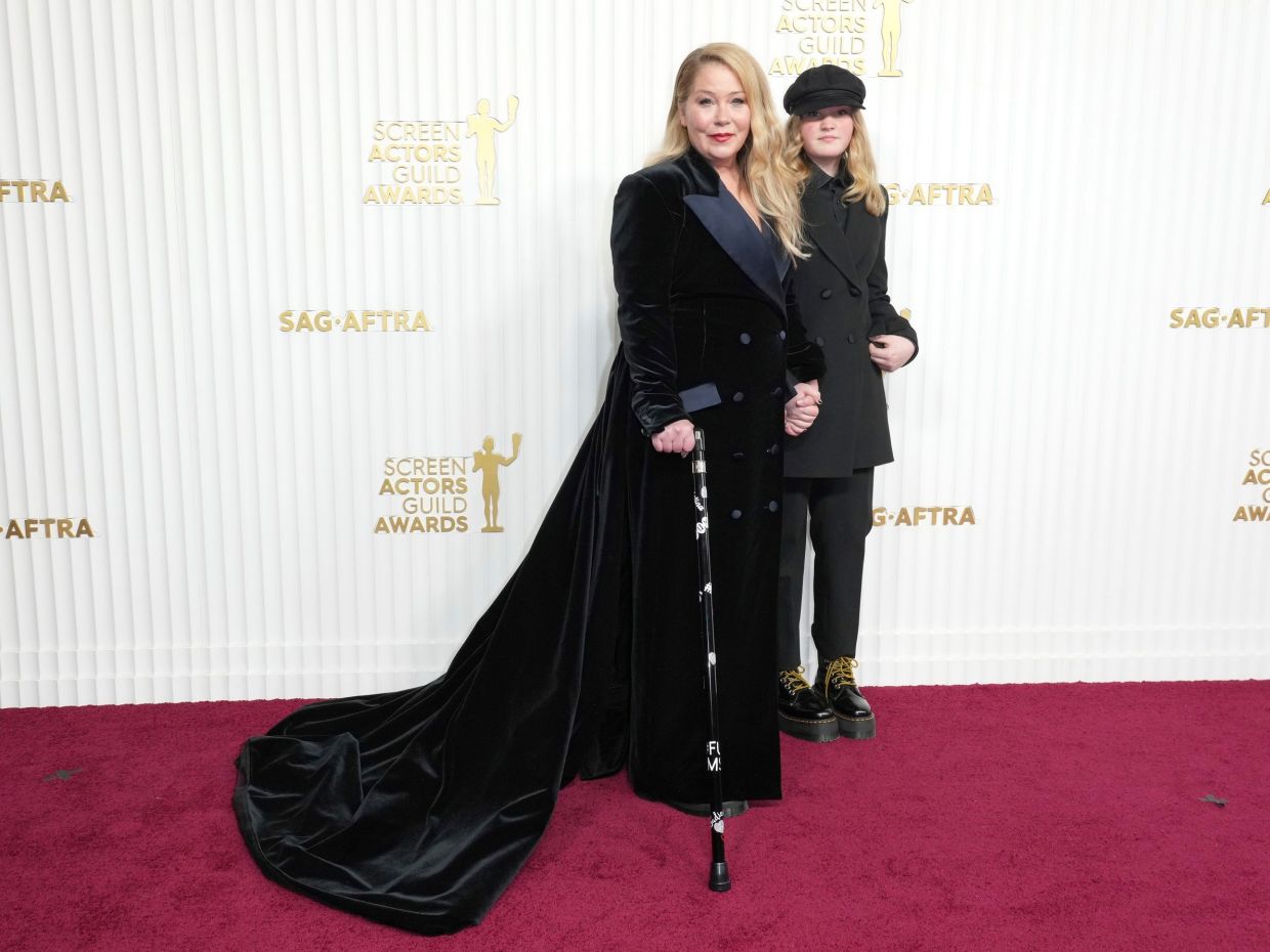 «Ξαπλώνω στο κρεβάτι και ουρλιάζω» λέει η Christina Applegate & επίσης πως δεν βγαίνει από το σπίτι