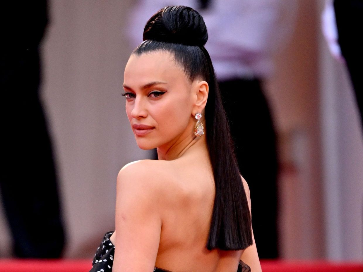 Φεστιβάλ Καννών 2025: Η Irina Shayk αναβάθμισε τον κλασικό κότσο, κάνοντάς τον να μοιάζει με half up