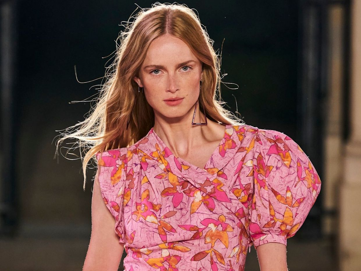 Ήρθε η ώρα να μάθεις τα πάντα για τη νέα απόχρωση μαλλιών «Jam Blonde» που θυμίζει μαρμελάδα φράουλα