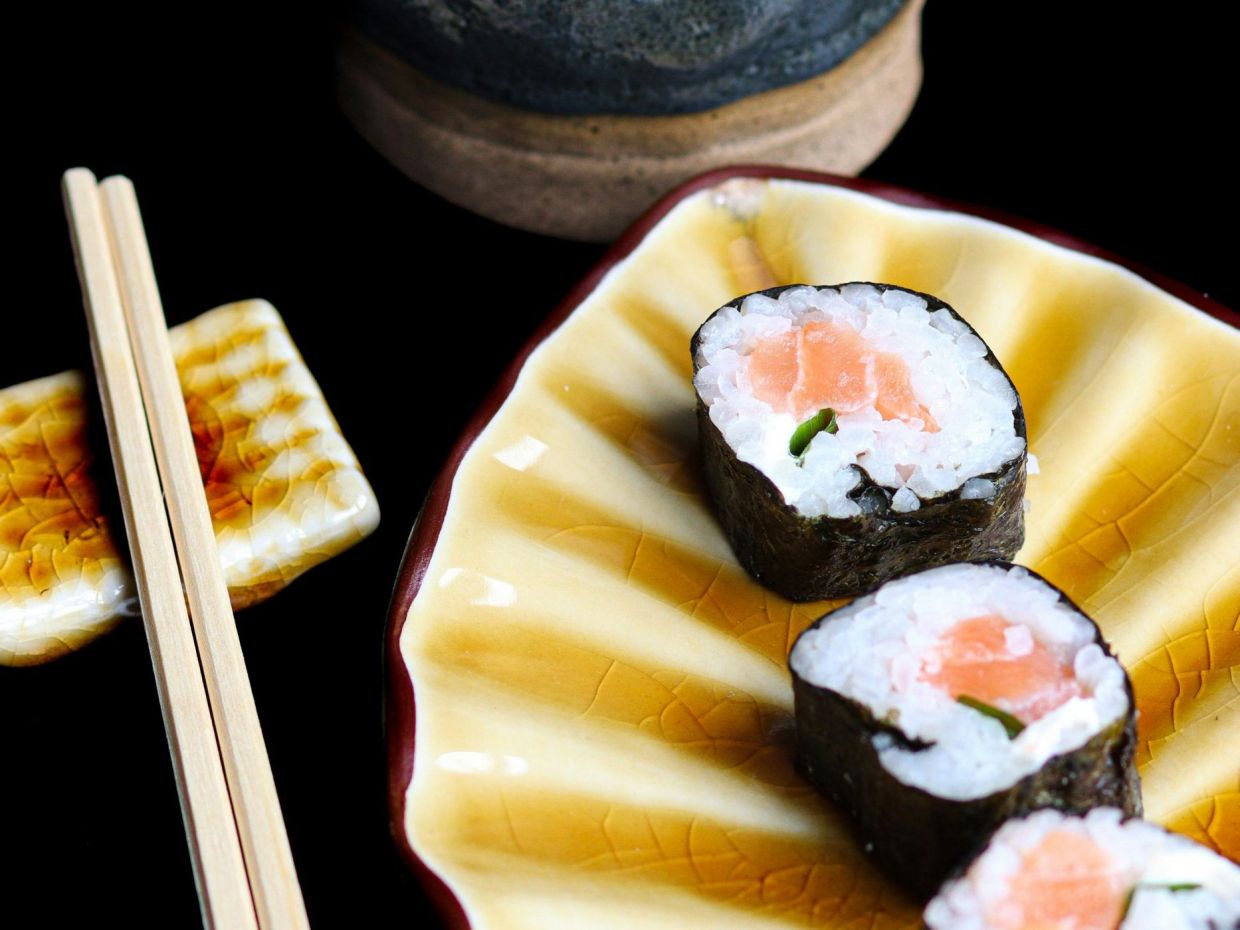 Η viral συνταγή για να φτιάξεις sushi χρησιμοποιώντας τη φόρμα για τα muffins