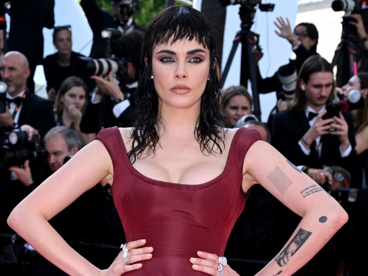 French Girl Chic: Η Cara Delevingne με αφέλειες και σοκολατί glam μαλλιά στις Κάννες