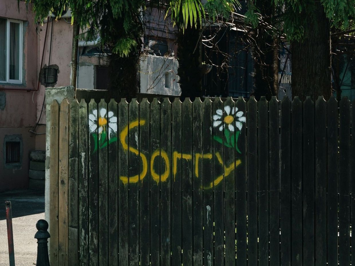 Μην λες «συγγνώμη»! Για να κερδίσεις τον σεβασμό, κάνε αυτές τις αλλαγές