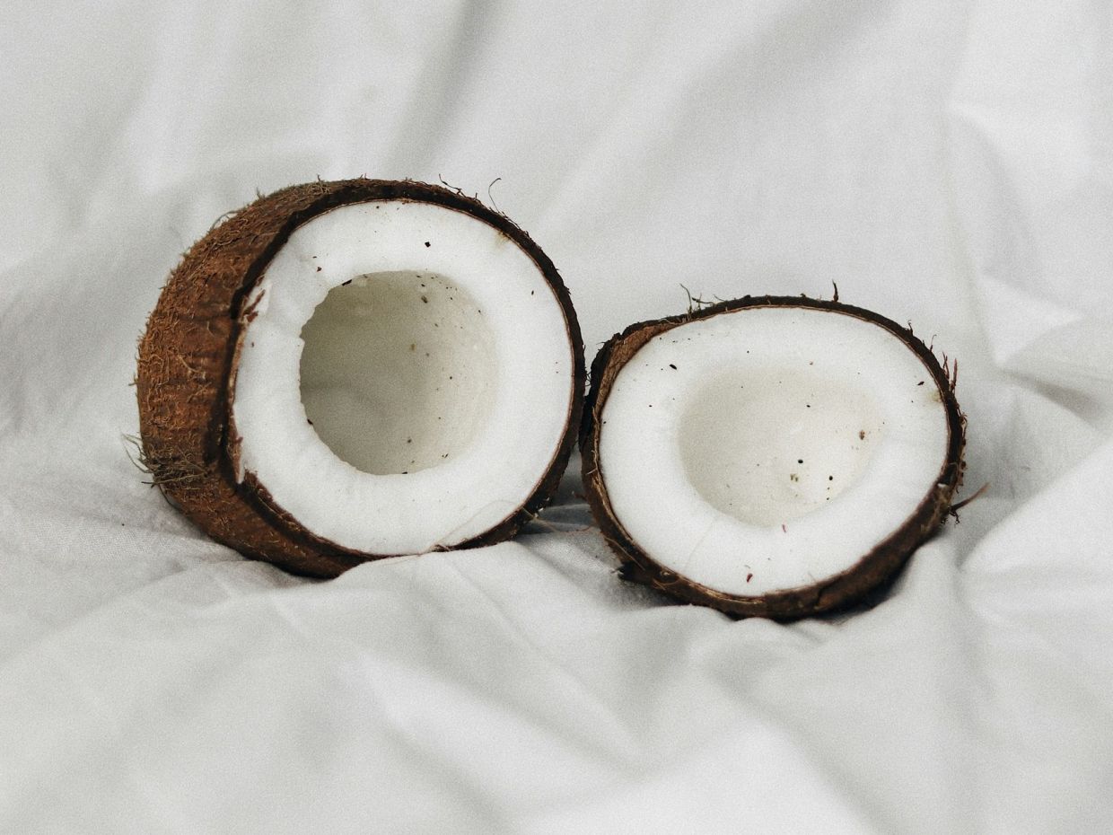 Για εσένα που είσαι ακόμα επιφυλακτική με το λάδι καρύδας στα μαλλιά, συγκεντρώσαμε όλα τα οφέλη του