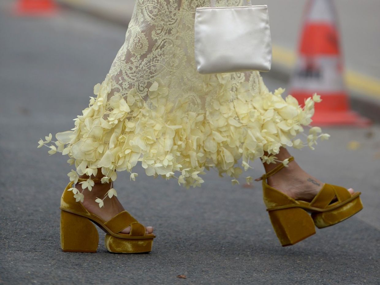 Το απόλυτο trend των ‘70s και ‘00s επέστρεψε - Δες πώς θα φορέσεις πλατφόρμες εν έτει 2025