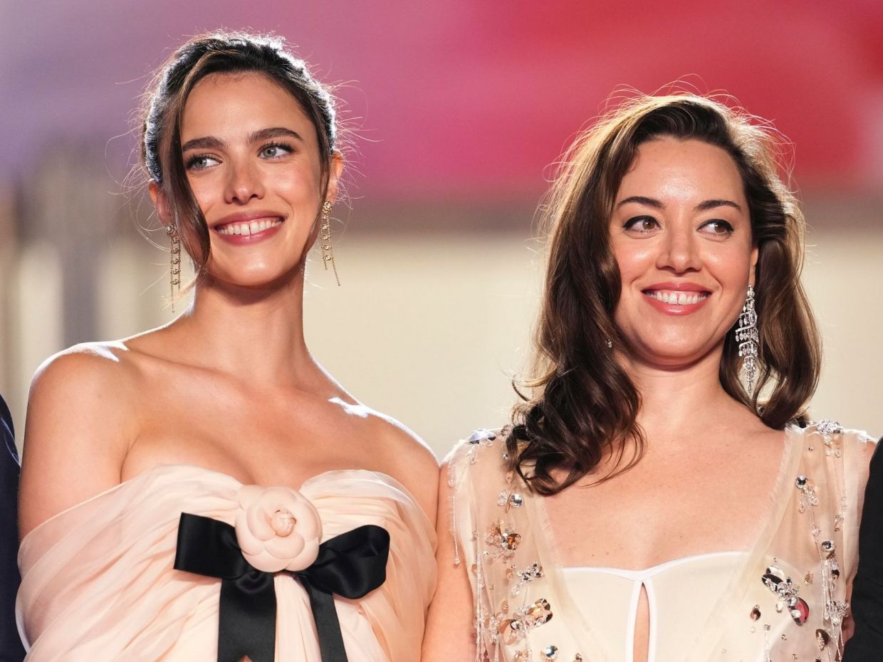 Κάννες 2025: Η επιστροφή της Aubrey Plaza στο κόκκινο χαλί μετά την αυτοκτονία του συζύγου της