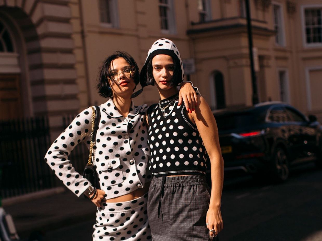 Πουά: Το retro print που θα δεις παντού και είναι πιο εύκολο απ' όσο νόμιζες να το κάνεις styling