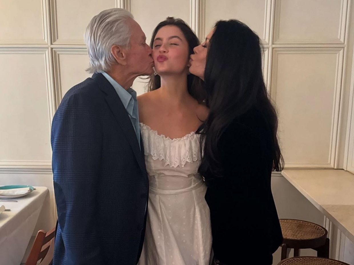 Η Carys Zeta Douglas πήρε πτυχίο! Michael Douglas & Catherine Zeta καμαρώνουν την κόρη τους