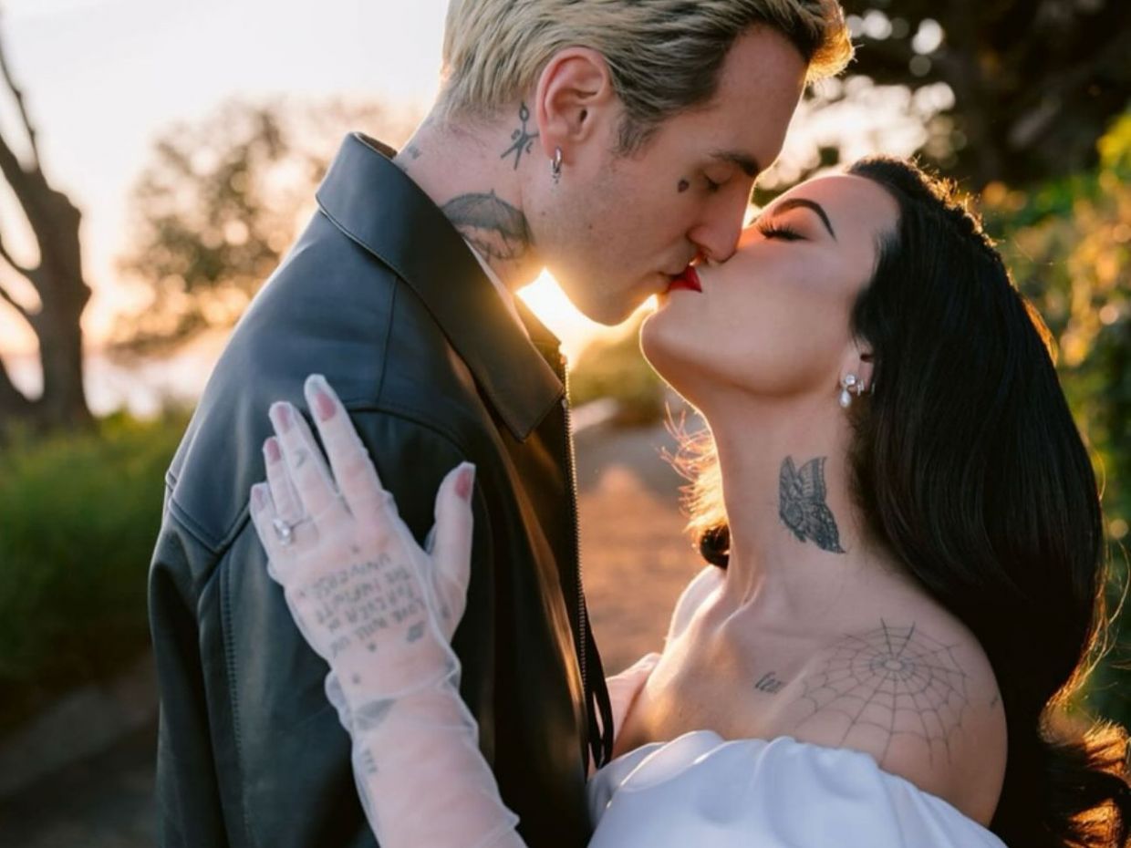 Μεγαλώσαμε θα πει να βλέπεις την Demi Lovato να παντρεύεται φορώντας το πιο κολακευτικό νυφικό