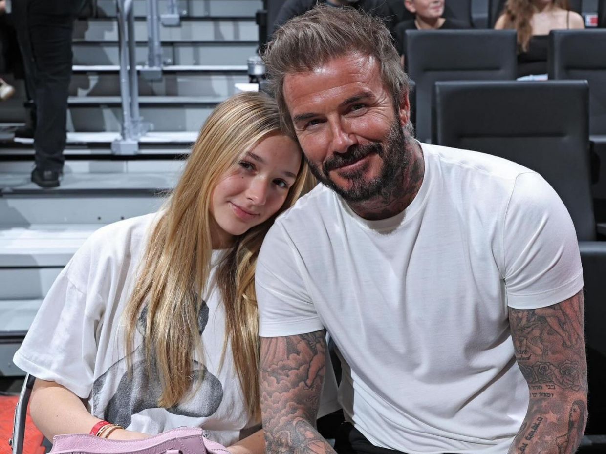Η Harper Beckham μακιγιάρει ξανά τον David και η Victoria κάνει τα πιο εύστοχα σχόλια