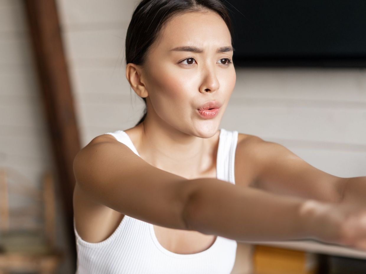 Η ιαπωνική άσκηση σε καρέκλα που βοηθά να βελτιώσεις τη στάση σου & να αδυνατίσεις τη μέση σου