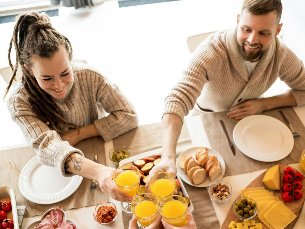 Οι άνθρωποι που προσφέρονται να μαζέψουν τα πιάτα όταν τρώνε σε ξένο σπίτι έχουν αυτά τα 7 κοινά