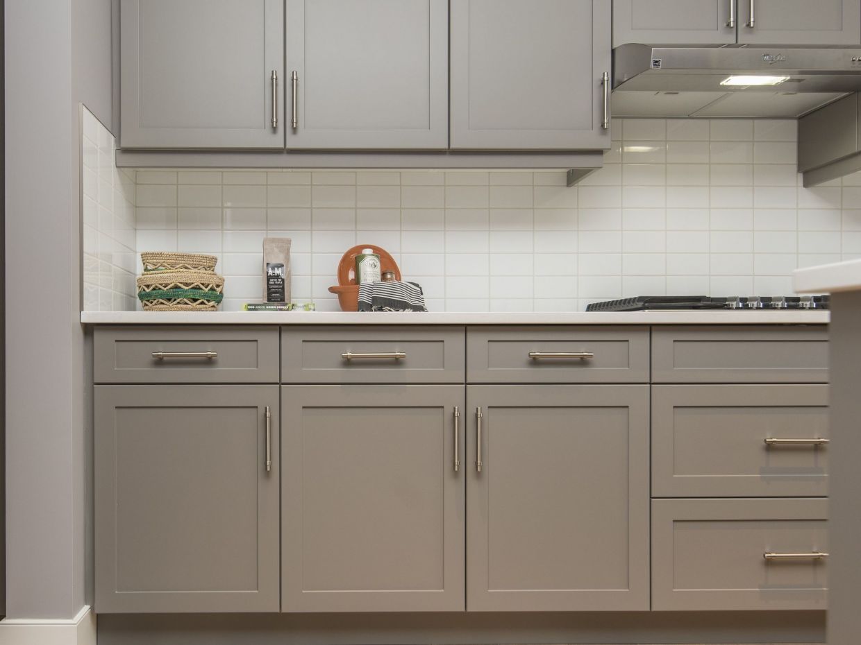 Το θαυματουργό φυσικό υλικό που εξαφανίζει τα λίπη από τα ντουλάπια της κουζίνας βρίσκεται εκεί