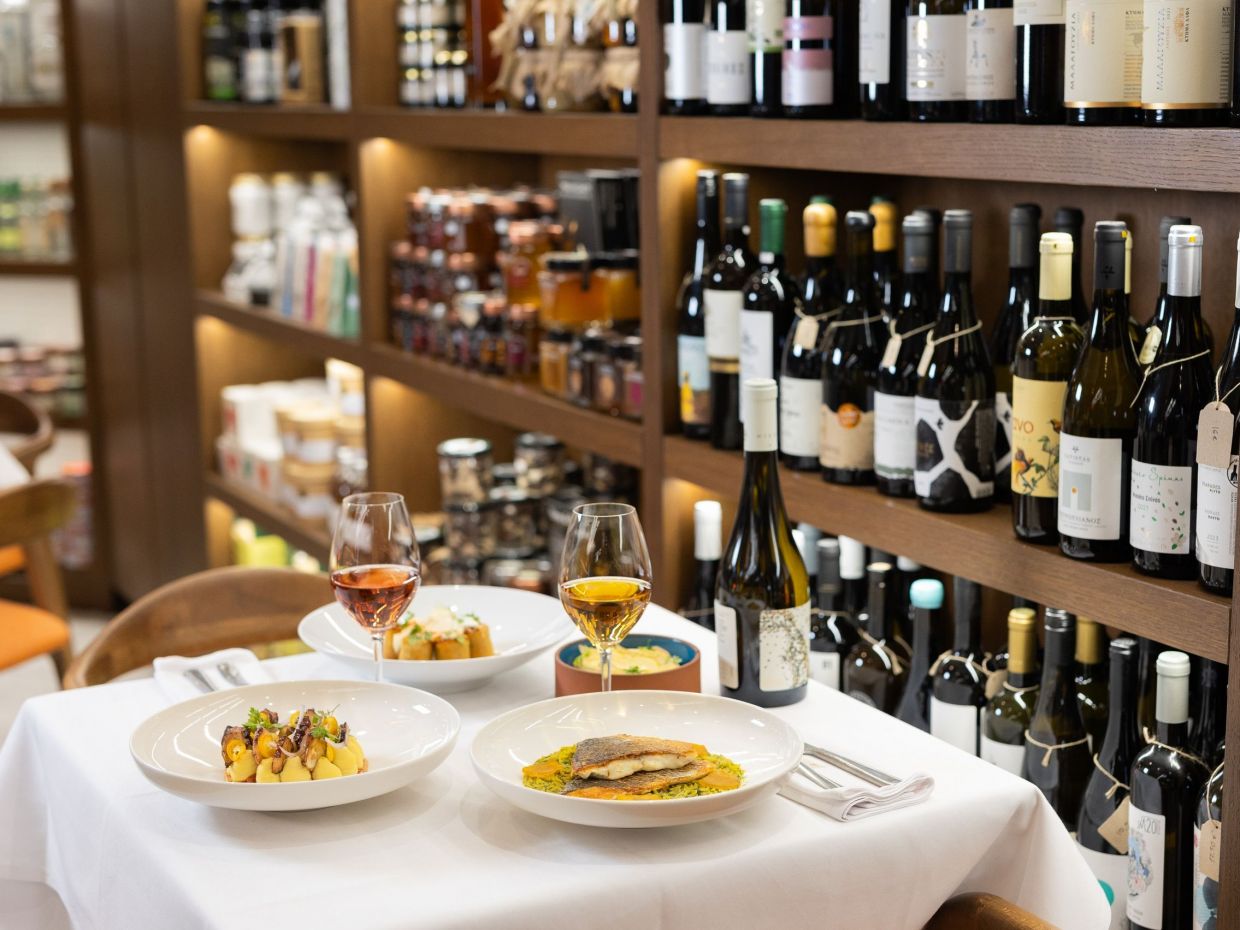 Διεθνείς ετικέτες συναντούν την εμπνευσμένη ελληνική κουζίνα του Νίκου Καραθάνου