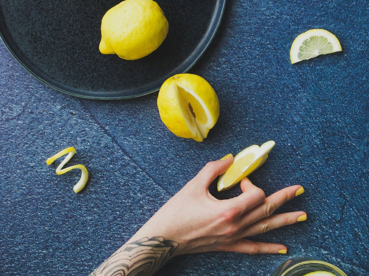 Νερό και λεμόνι το πρωί: πραγματικά οφέλη σύμφωνα με τους διατροφολόγους