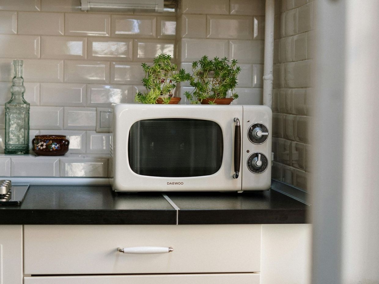 Καθάρισε τον φούρνο μικροκυμάτων με αυτό το συστατικό και θα μοιάζει σαν καινούργιος