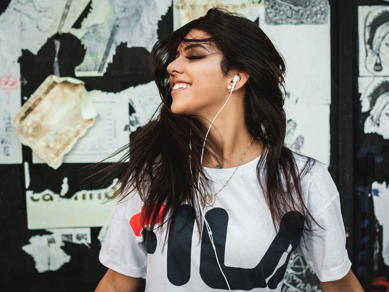 Τι σημαίνει όταν κάποιος ακούει μουσική όλη μέρα, σύμφωνα με την ψυχολογία