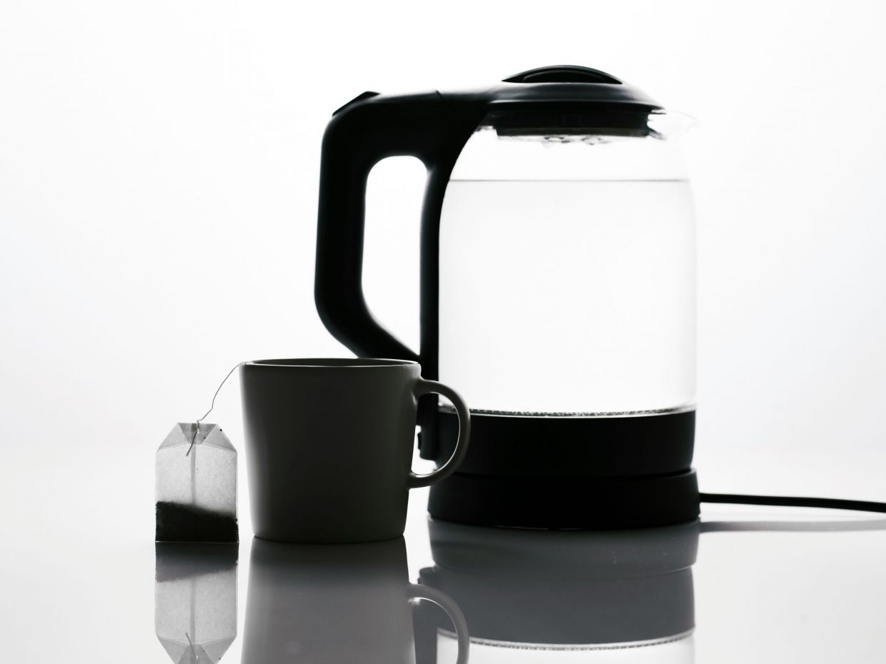 Ρίξε αυτό το υγρό στον βραστήρα αντί για ξύδι και πες αντίο στα άλατα, όσο παράξενο κι αν φαίνεται