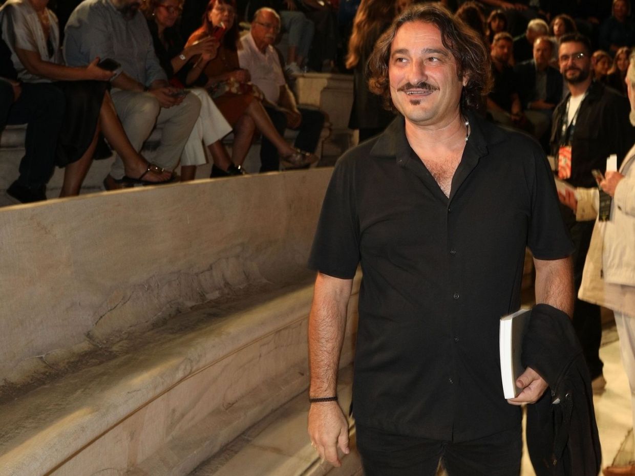 Ο Βασίλης Χαραλαμπόπουλος ξέρει πως η ομορφιά δεν παίζει ρόλο, αυτό που έχουμε μέσα μας μετράει
