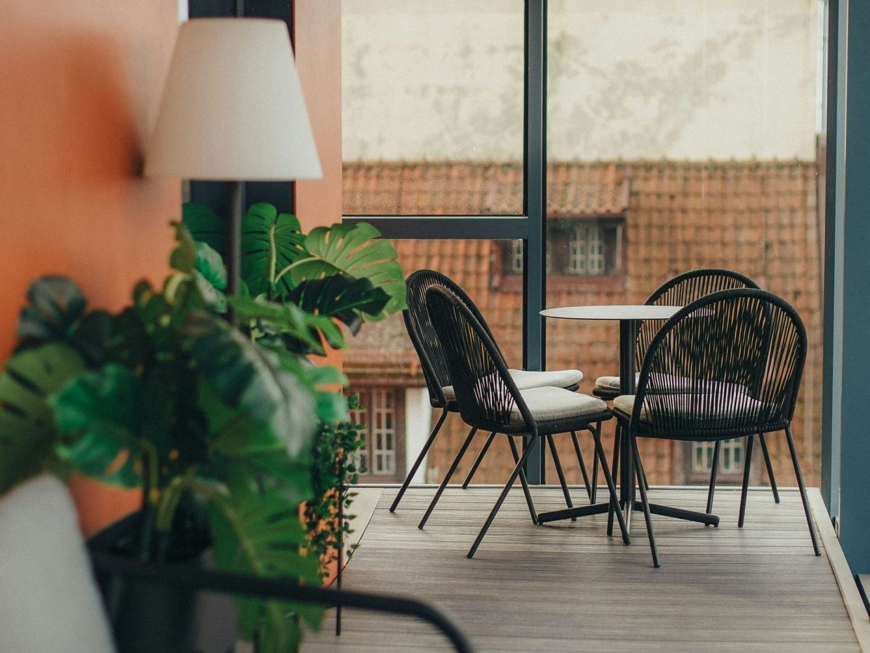 Πώς θα διακοσμήσεις τη μικρή βεράντα ή το μικρό μπαλκόνι το καλοκαίρι για να μοιάζει με όαση