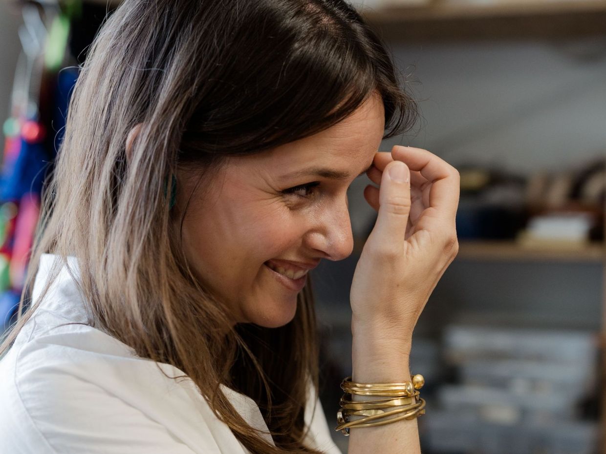 Η Κατερίνα Μακρυγιάννη από τα Χανιά κατέκτησε τον κόσμο σχεδιάζοντας κοσμήματα σε ένα ξύλινο τραπέζι