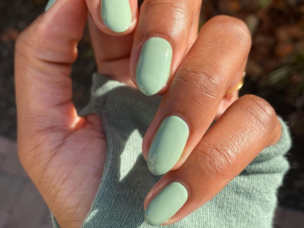 Ξέχνα το μαύρο! Αυτές οι 5 αποχρώσεις manicure θα τονίσουν ακόμα περισσότερο το μαύρισμά σου