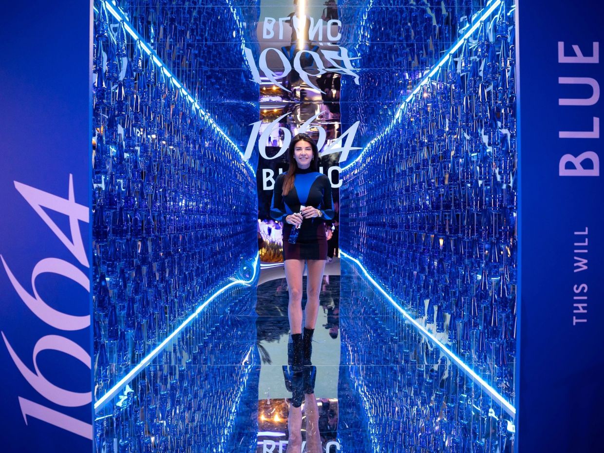 1664 Βlanc: Γαλλική φινέτσα, μπλε φώτα & μια μπύρα με «Twist» στο πιο καλοκαιρινό πάρτυ της Αθήνας