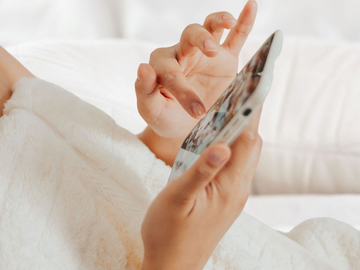 Digital Beauty Talk: Πώς Επηρεάζει το Μπλε Φως την Επιδερμίδα σου;