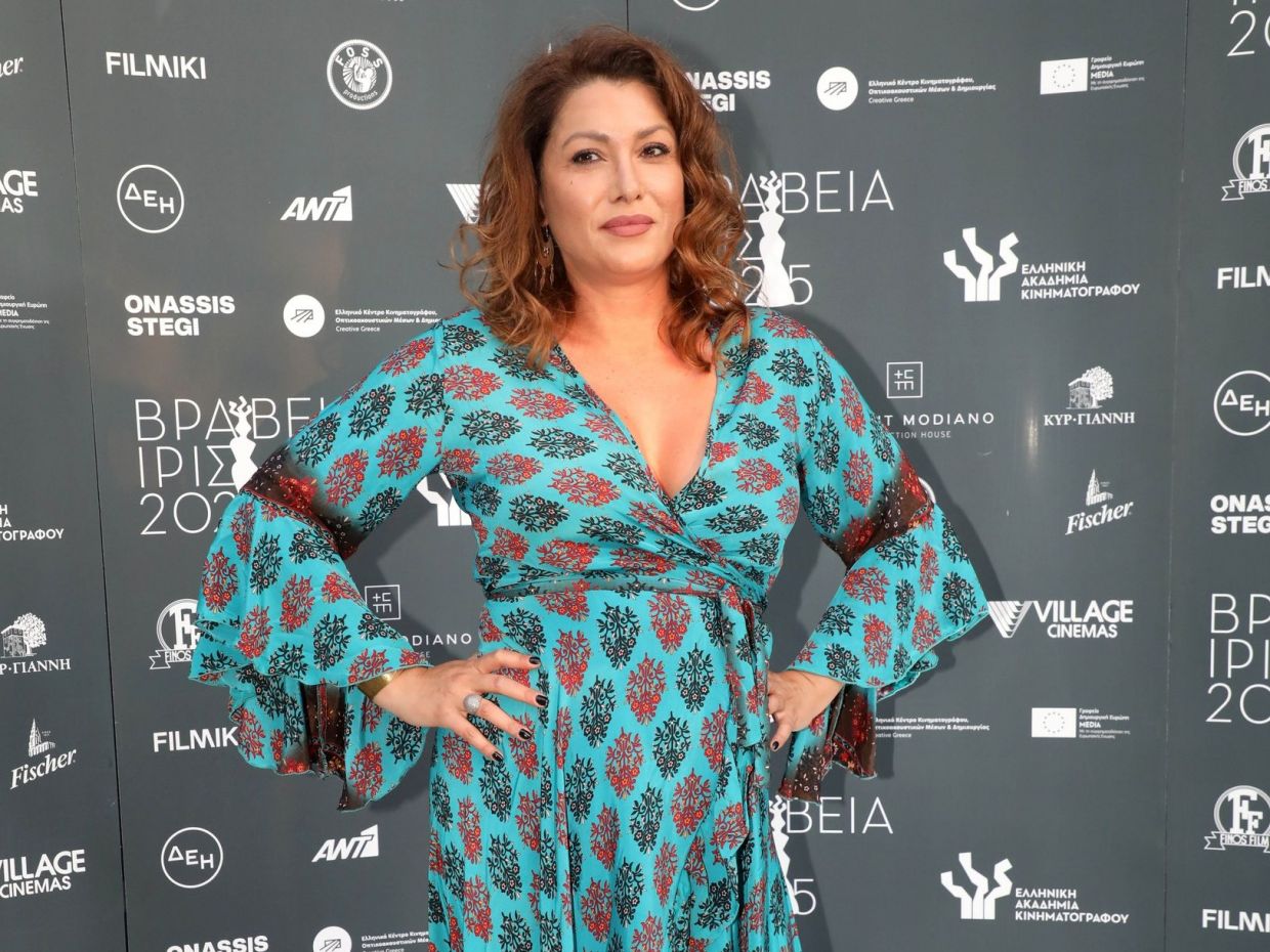 Με μόνο τρία βήματα μπορείς να πετύχεις τα τέλεια, κυματιστά μαλλιά της Κλέλιας Ρένεση