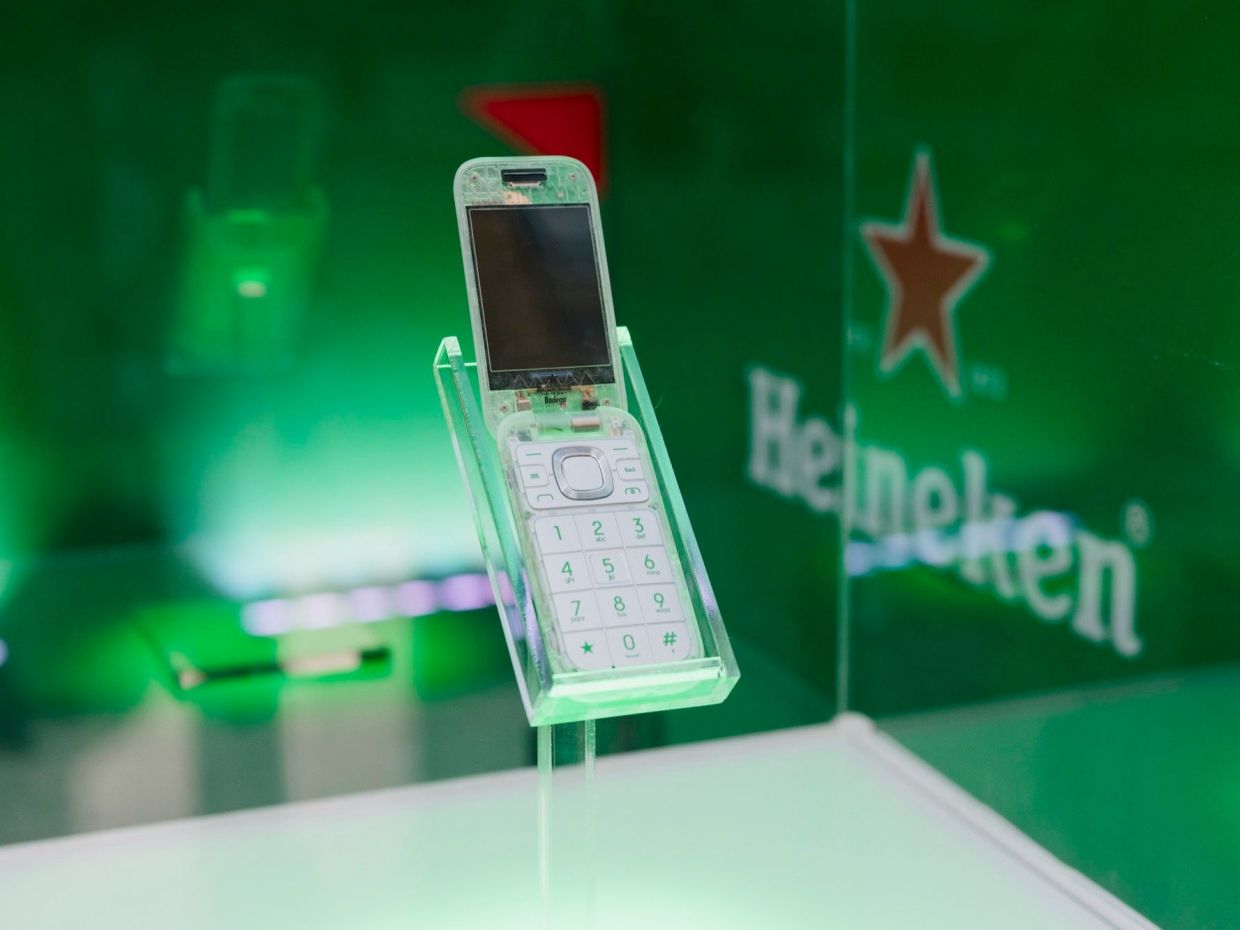 Η Heineken® παρουσιάζει το Boring Phone - Ένα μοναδικό κινητό που σε βοηθά να αποσυνδεθείς