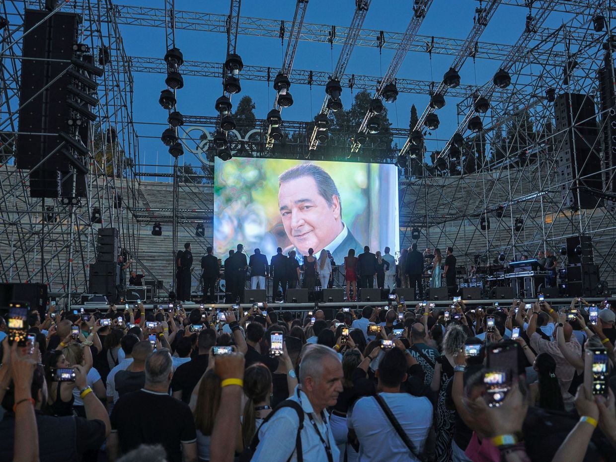Στη συναυλία για τον Βασίλη Καρρά στο Καλλιμάρμαρο πρωταγωνίστριες ήταν η Χριστίνα και η Ειρήνη του