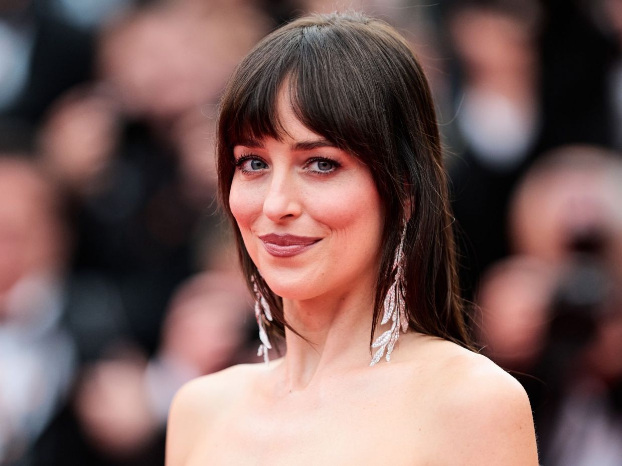 Η Dakota Johnson είπε «ναι» στο πιο ζεστό χρώμα του καλοκαιριού στα μαλλιά: το glossy chestnut
