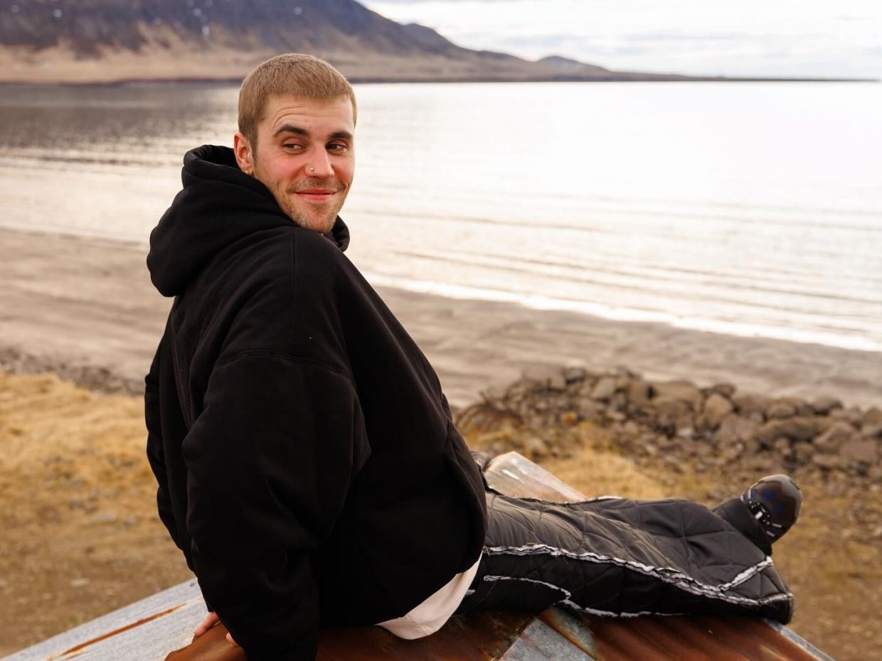 Ο Justin Bieber δηλώνει «τραυματισμένος», κάνοντας επίθεση σε όλους και στον γιο του