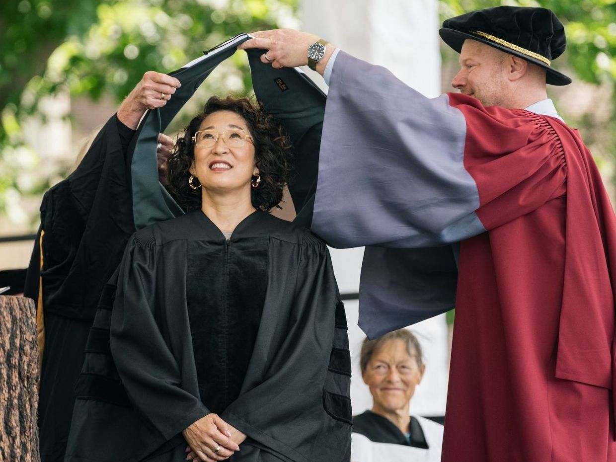 H Sandra Oh έγινε «Δρ» και αφού μίλησε για το πώς η Christina Yang τη διαμόρφωσε, απλά...χόρεψε