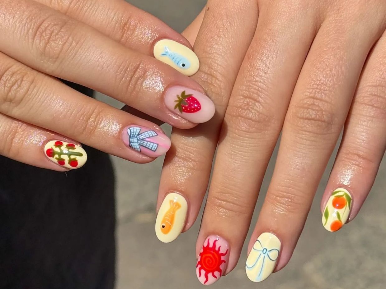 Κεράσια, λεμόνια & πορτοκάλια στο manicure κάνουν τα νύχια να μοιάζουν με καρτ ποστάλ