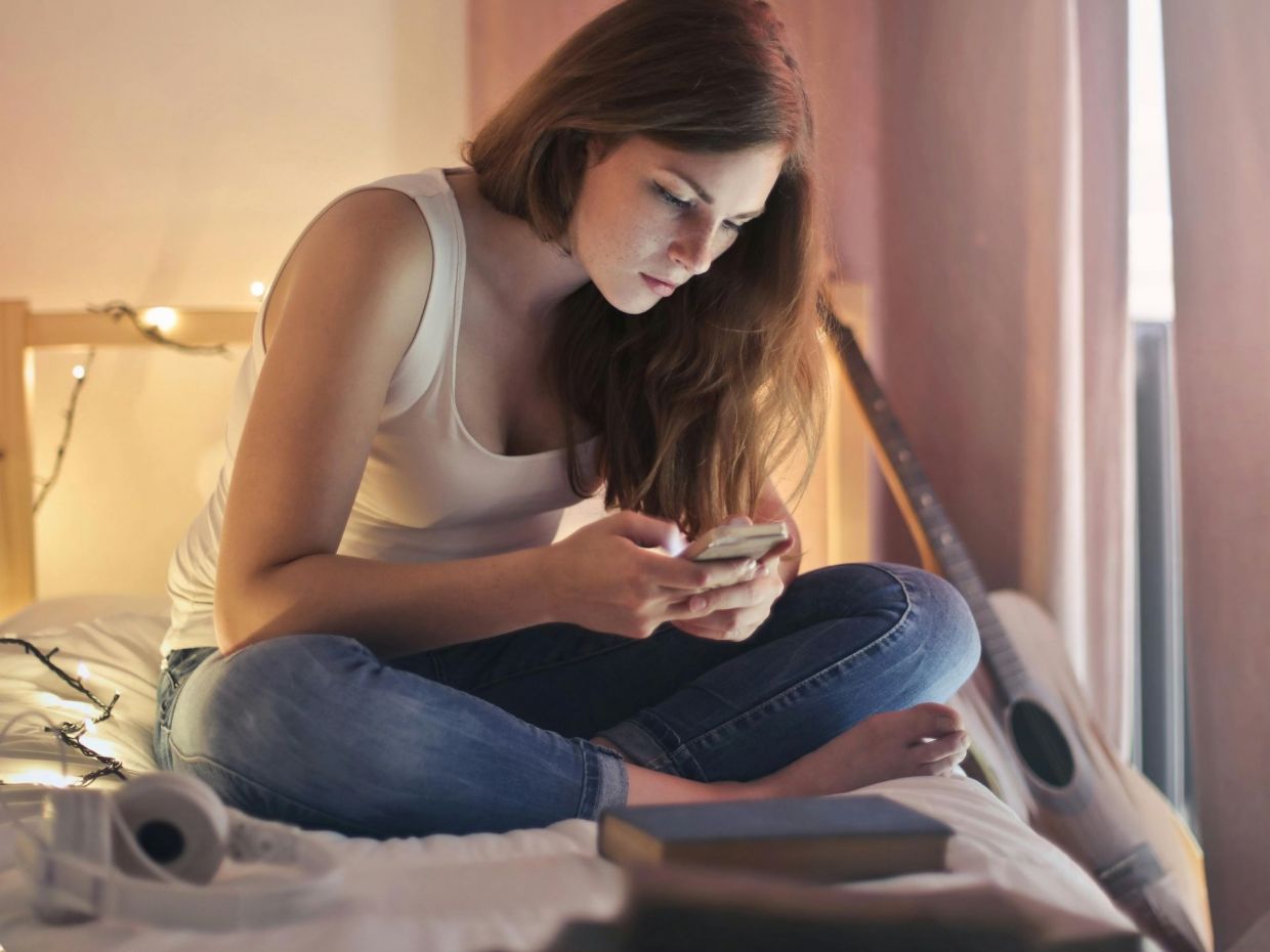 Τι είναι το «throning» που κάνει η Gen Z ξεκινώντας μια σχέση και καταλήγει πιο μόνη από ποτέ;