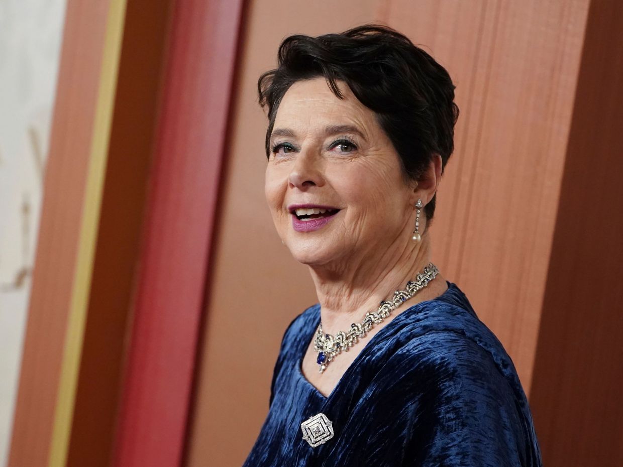 Στα 73 της, η Isabella Rossellini είναι πιο νέα από ποτέ, γιατί η «ελευθερία έρχεται με τη γήρανση»