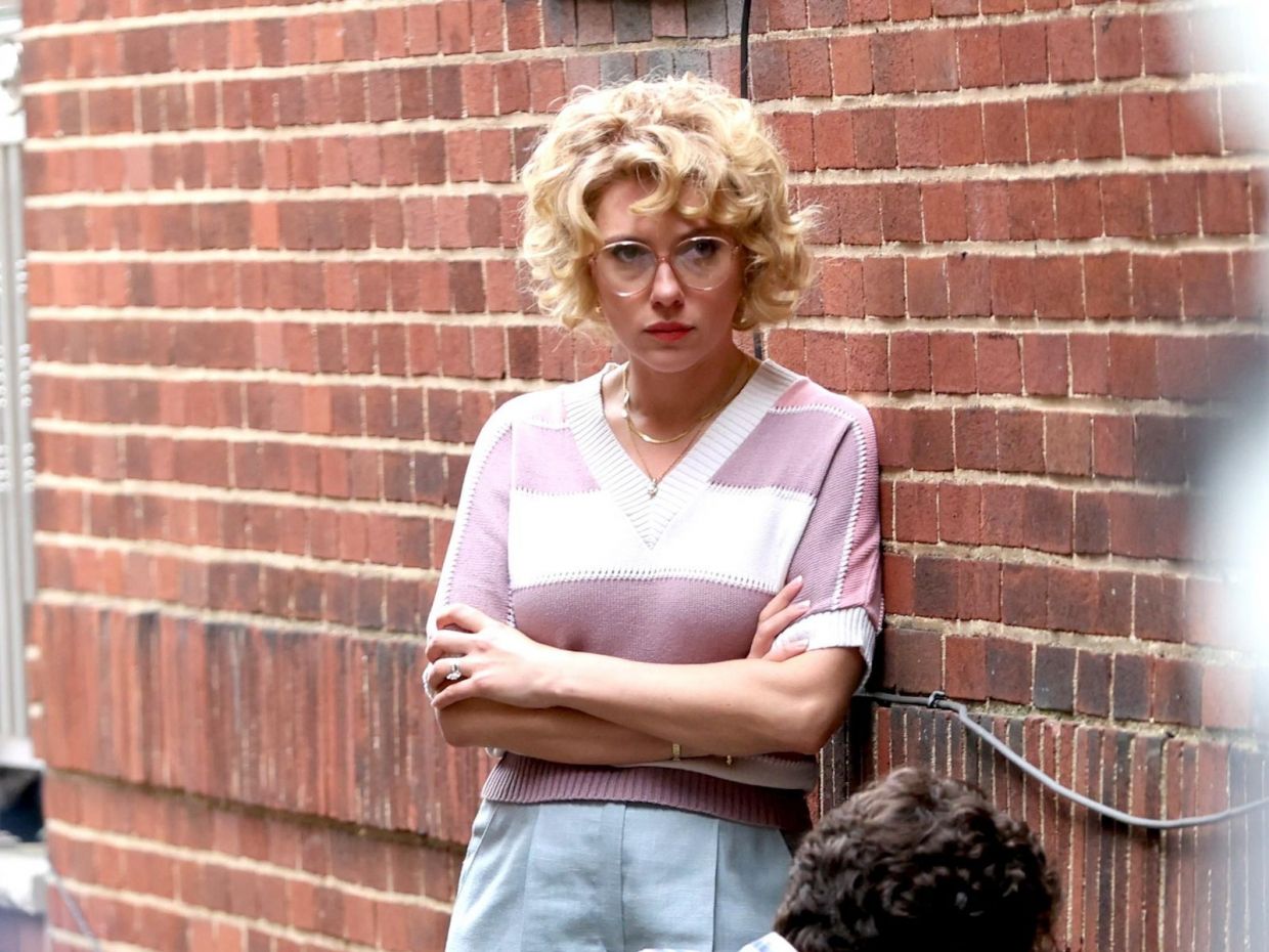 Η Scarlett Johansson με 80s hair vibes! Υιοθέτησε το απόλυτο σγουρό ξανθό bob cut