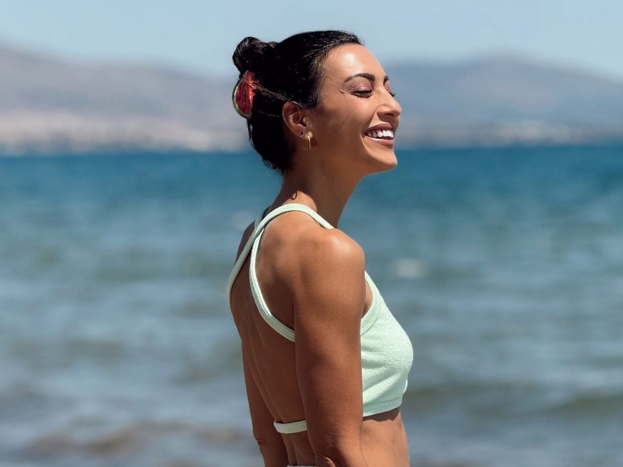 Κόκκινο με γαλάζιο: Η Ευγενία Σαμαρά με τον χρωματικό συνδυασμό που δίνει το twist που θέλουμε