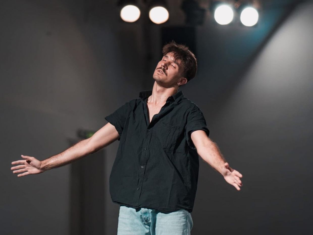 Ο κωφός χορευτής Παναγιώτης Παράσχου μας θυμίζει πως η μουσική είναι η αίσθηση που ξυπνά την καρδιά