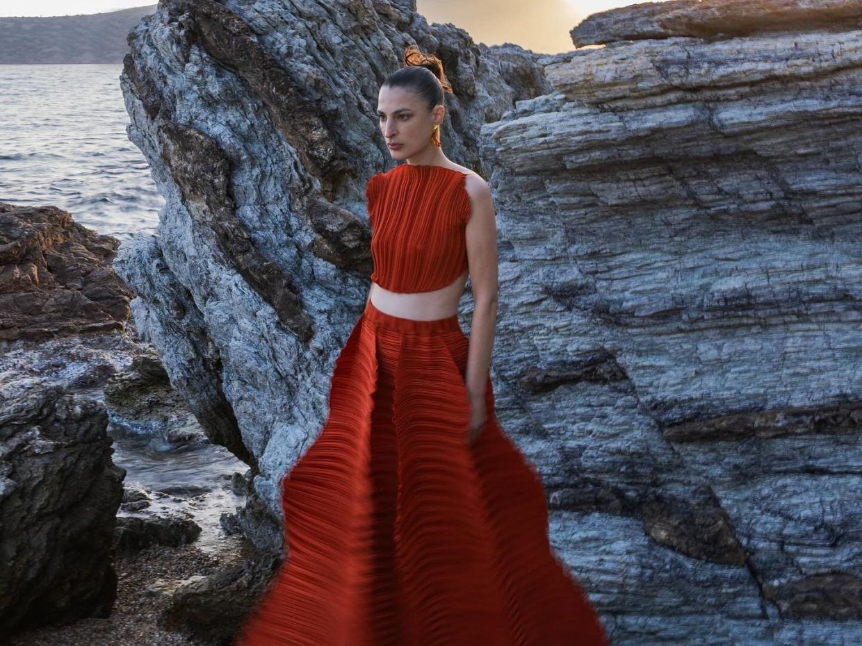 Daphne Valente: «Το ρούχο οφείλει να προσφέρει άνεση και να δίνει αυτοπεποίθηση»