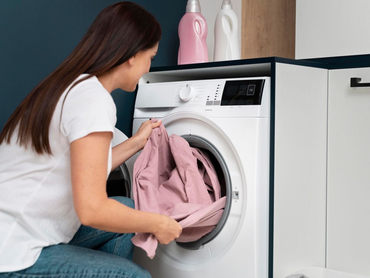 Πλένεις τα ρούχα στους 40°C; Το λάθος που κοστίζει και κανείς σχεδόν δεν το συζητά