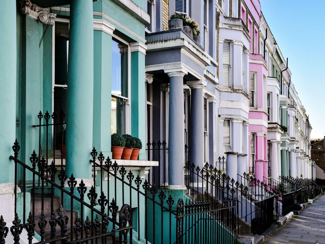 Γιατί οι κάτοικοι του Notting Hill βάφουν τα σπίτια τους μαύρα; 5 facts για την πολύχρωμη συνοικία