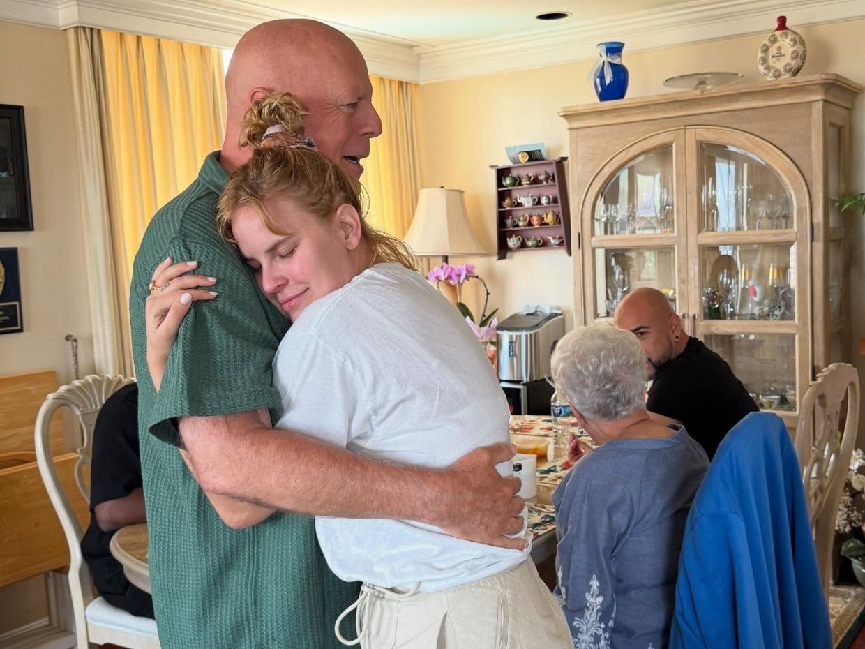 Είναι σωστό να βλέπουμε τον Bruce Willis «ανήμπορο»; Τα επικριτικά σχόλια στην κόρη του & η απάντηση