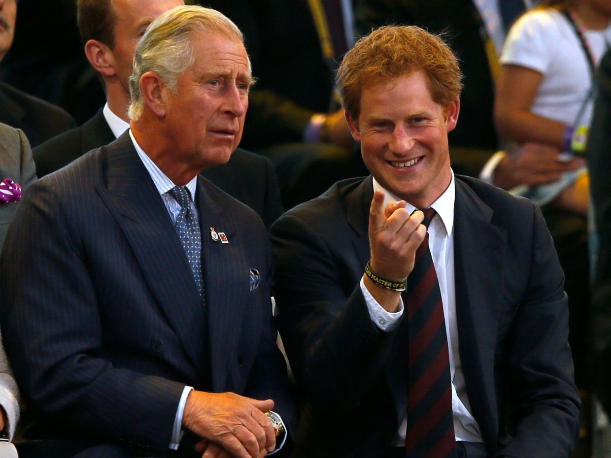 Η κίνηση του Harry για να επέλθει (επιτέλους) ειρήνη με τον βασιλιά Κάρολο