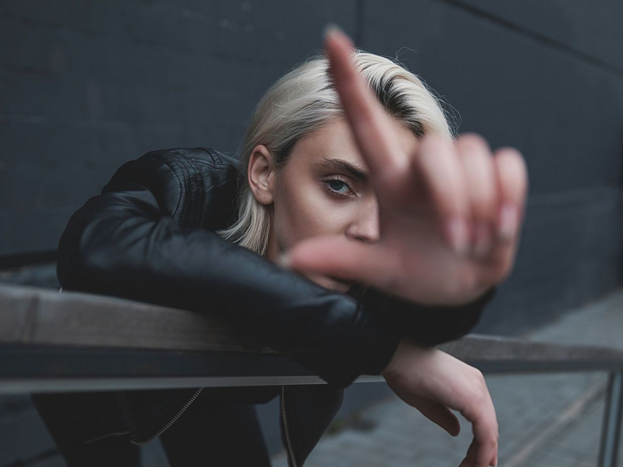 Οι 7 φράσεις που χρησιμοποιούν τα άτομα με χαμηλή κοινωνική παιδεία, σύμφωνα με την ψυχολογία