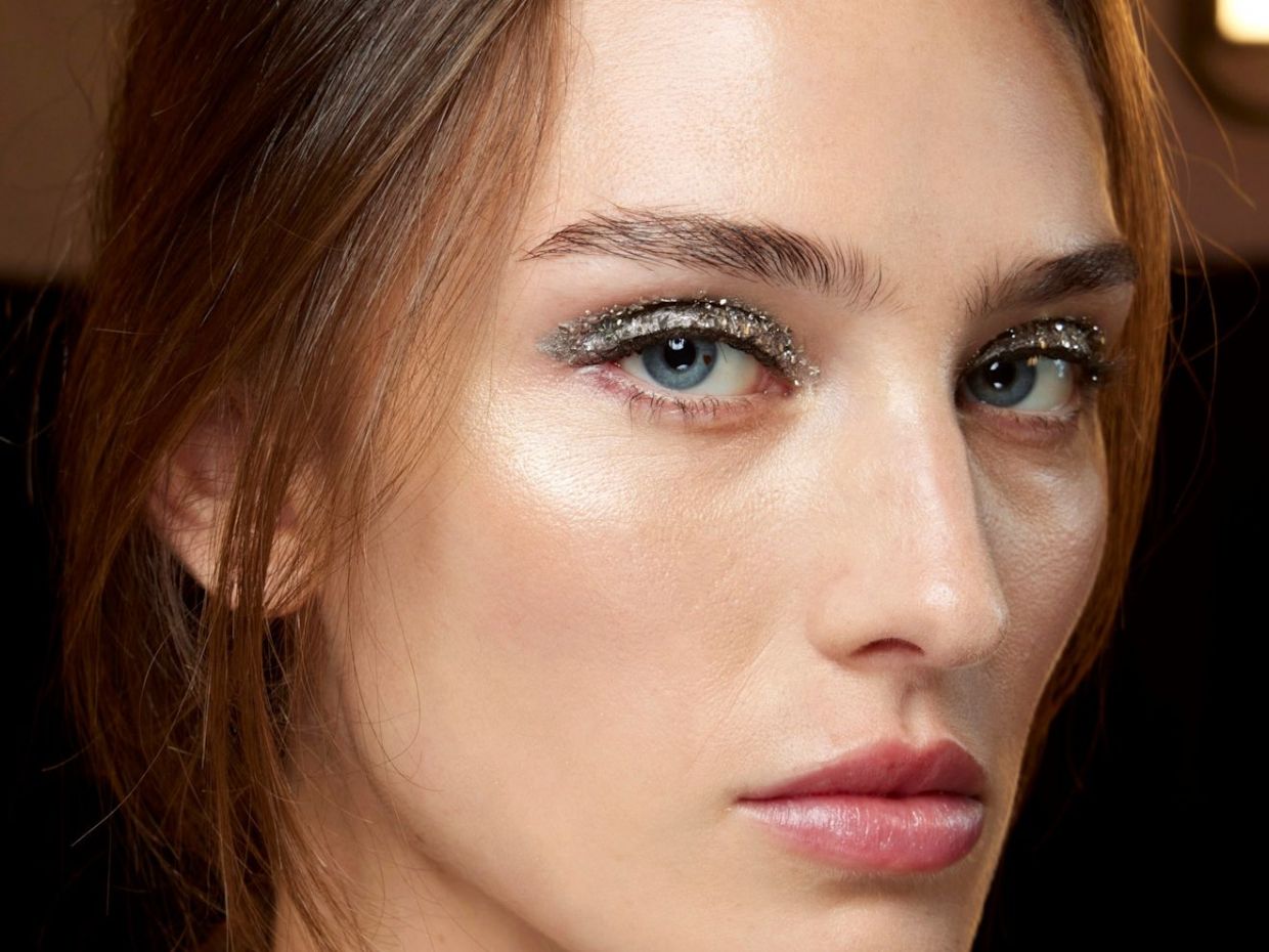 7 σκιές με glitter για να απογειώσεις το καλοκαιρινό μακιγιάζ & δεν χρειάζεσαι κανένα άλλο προϊόν