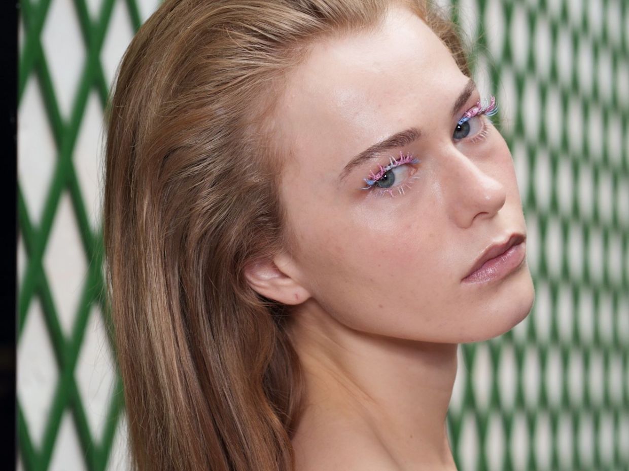 Ροζ σκιές, χρωματιστές mascara & berry lips είναι τα summer makeup looks που θα δούμε παντού φέτος